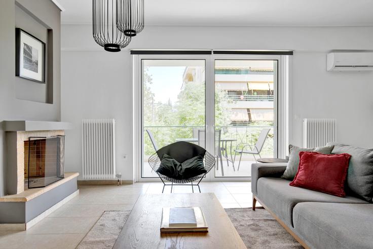 Elegante sala de estar con mobiliario moderno en un apartamento en Stratigou Lekka en North Athens, Athens