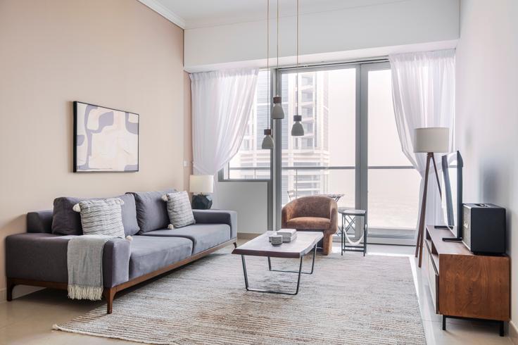 Elegant gestaltetes Wohnzimmer mit moderner Einrichtung in einer Wohnung im Ocean Heights in Dubai Marina, Dubai