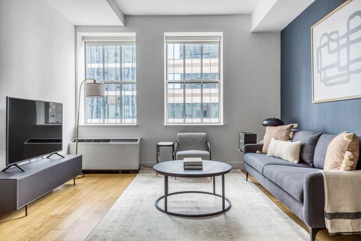Salle de séjour élégante avec mobilier moderne dans un appartement à 63/67 wall street à Manhattan, New York Salle de séjour élégante avec mobilier moderne dans un appartement à 63/67 wall street à Manhattan, New York