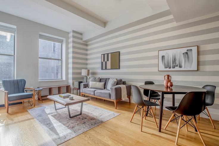 Sala de estar elegantemente projetada com móveis modernos em um apartamento no 63/67 wall street em Manhattan, New York Sala de estar elegantemente projetada com móveis modernos em um apartamento no 63/67 wall street em Manhattan, New York