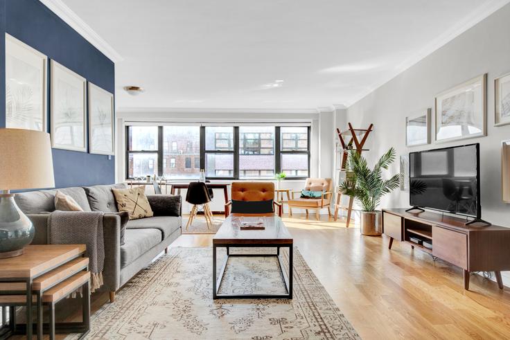 Salle de séjour élégante avec mobilier moderne dans un appartement à Stonehenge 33 à Manhattan, New York Salle de séjour élégante avec mobilier moderne dans un appartement à Stonehenge 33 à Manhattan, New York