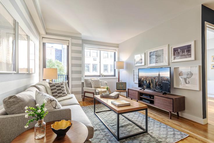 Elegant gestaltetes Wohnzimmer mit moderner Einrichtung in einer Wohnung im 101W15 in Manhattan, New York Elegant gestaltetes Wohnzimmer mit moderner Einrichtung in einer Wohnung im 101W15 in Manhattan, New York