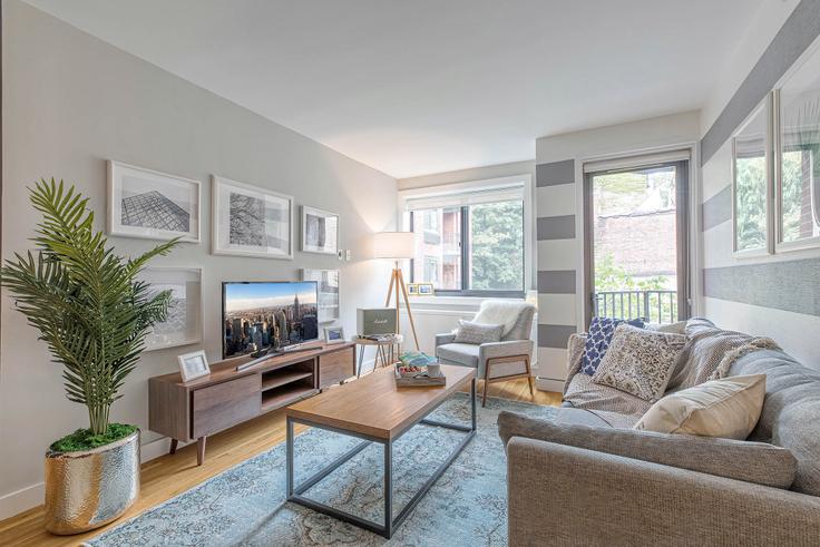 Elegant gestaltetes Wohnzimmer mit moderner Einrichtung in einer Wohnung im 101W15 in Manhattan, New York Elegant gestaltetes Wohnzimmer mit moderner Einrichtung in einer Wohnung im 101W15 in Manhattan, New York
