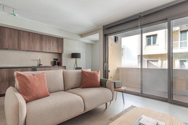 Elegante sala de estar con mobiliario moderno en un apartamento en Estias 16 en Central Athens, Athens