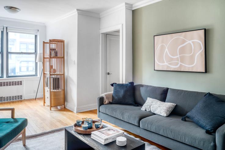Elegant gestaltetes Wohnzimmer mit moderner Einrichtung in einer Wohnung im Stonehenge Gardens in Manhattan, New York Elegant gestaltetes Wohnzimmer mit moderner Einrichtung in einer Wohnung im Stonehenge Gardens in Manhattan, New York