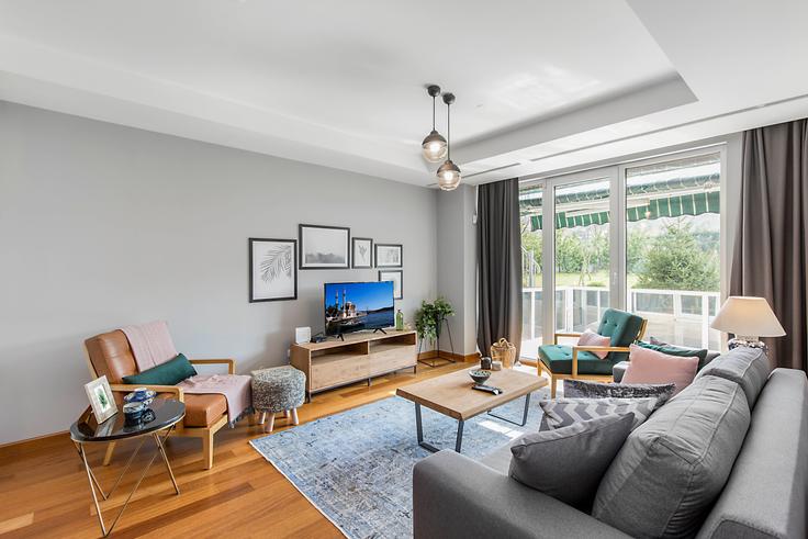 Salle de séjour élégante avec mobilier moderne dans un appartement à Mashattan Sitesi à Maslak, Istanbul