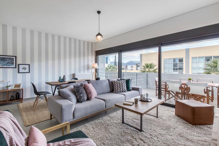 Elegant gestaltetes Wohnzimmer mit moderner Einrichtung in einer Wohnung im Andromedas III in North Athens, Athens