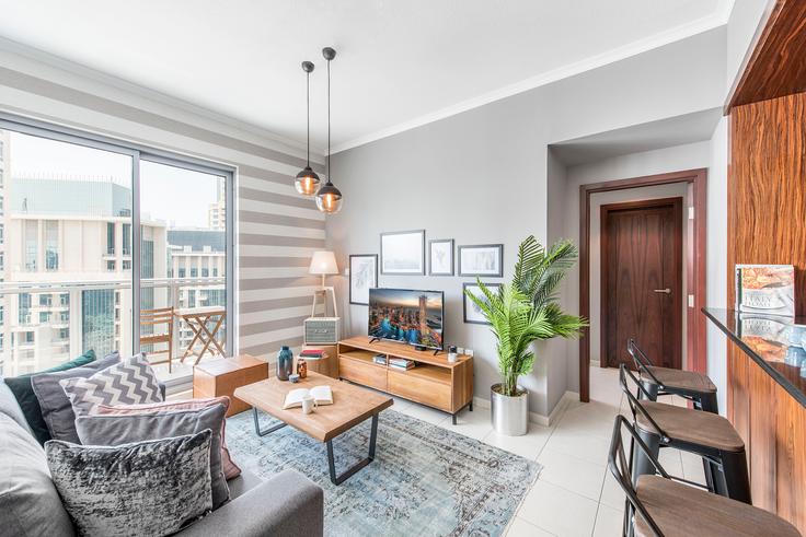 Downtown Dubai, Dubai에 위치한 The residences 아파트의 세련된 인테리어가 돋보이는 거실 Downtown Dubai, Dubai에 위치한 The residences 아파트의 세련된 인테리어가 돋보이는 거실