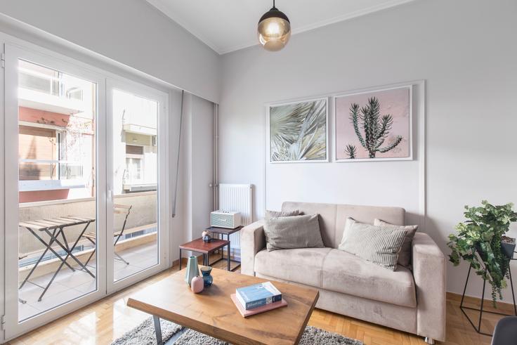 Elegante sala de estar con mobiliario moderno en un apartamento en Astidamantos en Central Athens, Athens Elegante sala de estar con mobiliario moderno en un apartamento en Astidamantos en Central Athens, Athens
