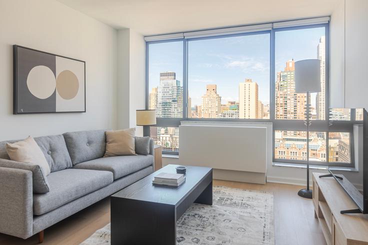 Elegant gestaltetes Wohnzimmer mit moderner Einrichtung in einer Wohnung im The Westport in Manhattan, New York