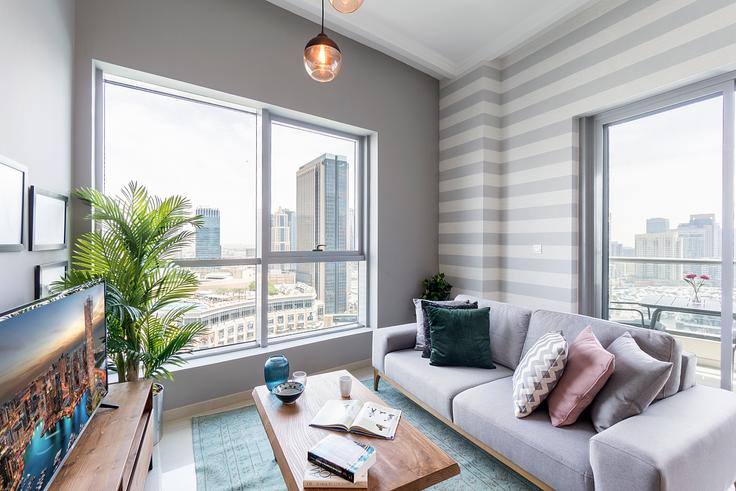 Bay central adresindeki bir dairede modern mobilyalarla zarif bir şekilde tasarlanmış oturma odası Dubai Marina, Dubai Bay central adresindeki bir dairede modern mobilyalarla zarif bir şekilde tasarlanmış oturma odası Dubai Marina, Dubai