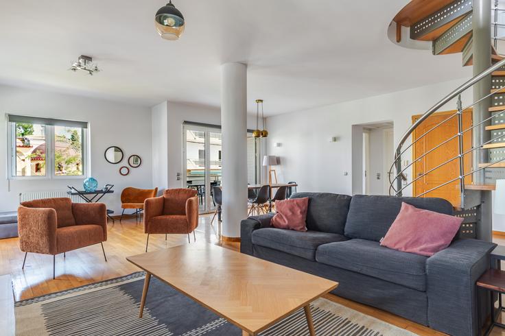 Elegante sala de estar con mobiliario moderno en un apartamento en Spartis 2 en North Athens, Athens