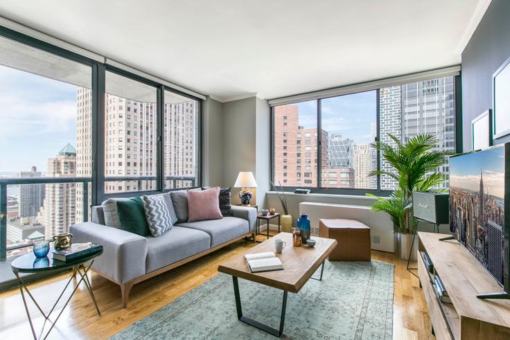 Salle de séjour élégante avec mobilier moderne dans un appartement à The Ritz Plaza à Manhattan, New York Salle de séjour élégante avec mobilier moderne dans un appartement à The Ritz Plaza à Manhattan, New York
