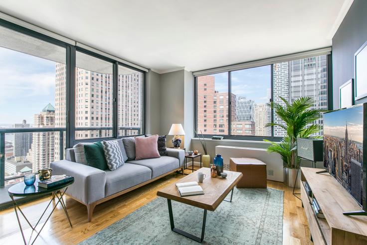 Sala de estar elegantemente projetada com móveis modernos em um apartamento no The Ritz Plaza em Manhattan, New York