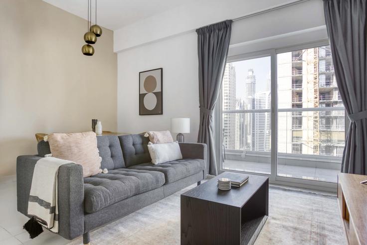 Salle de séjour élégante avec mobilier moderne dans un appartement à Continental Tower à Dubai Marina, Dubai Salle de séjour élégante avec mobilier moderne dans un appartement à Continental Tower à Dubai Marina, Dubai