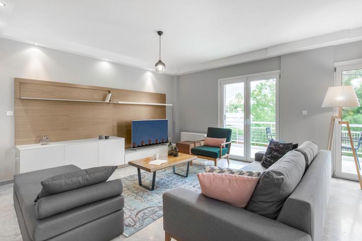 Athens South AthensのLaodikisのアパートメントにある、モダンな家具を備えたエレガントなデザインのリビングルーム