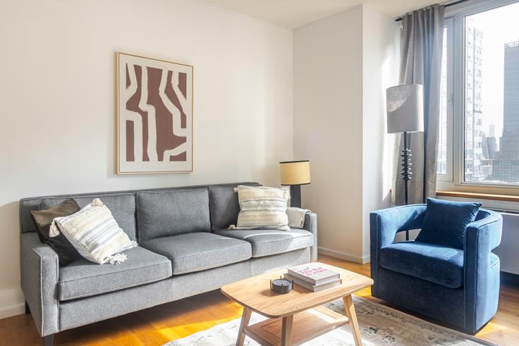 Elegant gestaltetes Wohnzimmer mit moderner Einrichtung in einer Wohnung im Atelier in Manhattan, New York