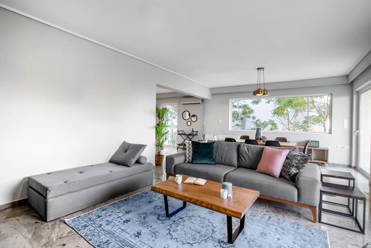 Sala de estar elegantemente projetada com móveis modernos em um apartamento no Xanthou I em South Athens, Athens Sala de estar elegantemente projetada com móveis modernos em um apartamento no Xanthou I em South Athens, Athens