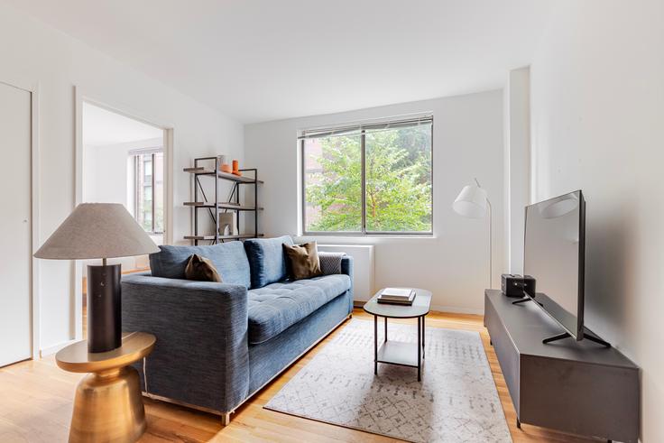 New York Manhattanの434 W 19th Stのアパートメントにある、モダンな家具を備えたエレガントなデザインのリビングルーム