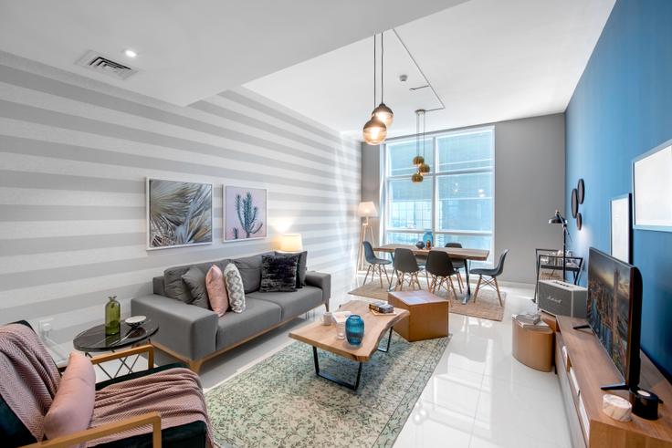 Sala de estar elegantemente projetada com móveis modernos em um apartamento no Avalon exeter em Trade Center, Dubai