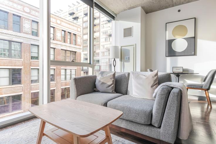 Chicago ChicagoのJeff Jackのアパートメントにある、モダンな家具を備えたエレガントなデザインのリビングルーム Chicago ChicagoのJeff Jackのアパートメントにある、モダンな家具を備えたエレガントなデザインのリビングルーム