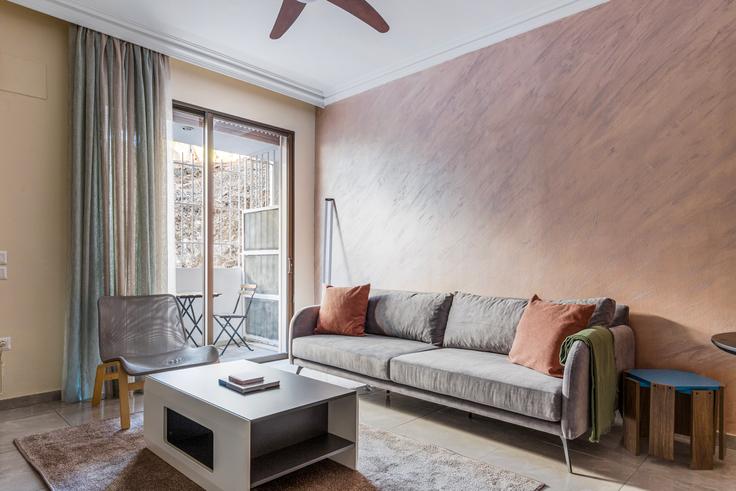 Sala de estar elegantemente projetada com móveis modernos em um apartamento no Lykavittou 35, Kolonaki em Central Athens, Athens Sala de estar elegantemente projetada com móveis modernos em um apartamento no Lykavittou 35, Kolonaki em Central Athens, Athens