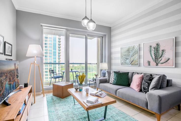 Elegante sala de estar con mobiliario moderno en un apartamento en The fairways en Al Barsha, Dubai Elegante sala de estar con mobiliario moderno en un apartamento en The fairways en Al Barsha, Dubai