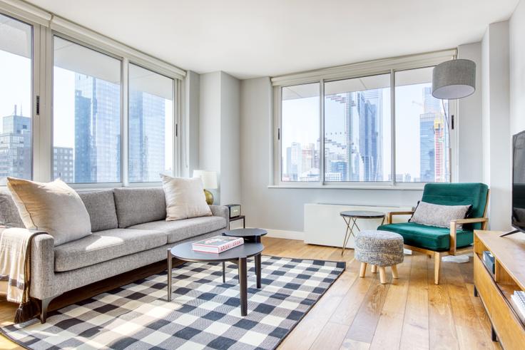 Manhattan, New York에 위치한 Riverbank 아파트의 세련된 인테리어가 돋보이는 거실 Manhattan, New York에 위치한 Riverbank 아파트의 세련된 인테리어가 돋보이는 거실