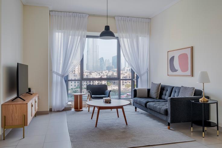 Downtown Dubai, Dubai에 위치한 South Ridge Tower 4 아파트의 세련된 인테리어가 돋보이는 거실 Downtown Dubai, Dubai에 위치한 South Ridge Tower 4 아파트의 세련된 인테리어가 돋보이는 거실