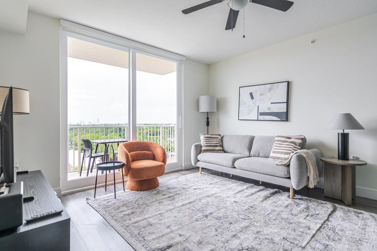 Elegante sala de estar con mobiliario moderno en un apartamento en Gables 37 Grand en Miami, Miami Elegante sala de estar con mobiliario moderno en un apartamento en Gables 37 Grand en Miami, Miami