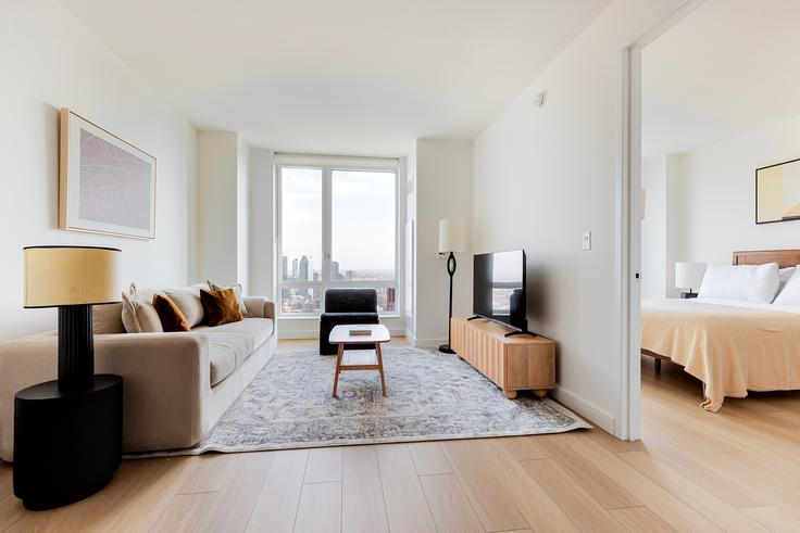 Gotham Point adresindeki bir dairede modern mobilyalarla zarif bir şekilde tasarlanmış oturma odası Queens, New York