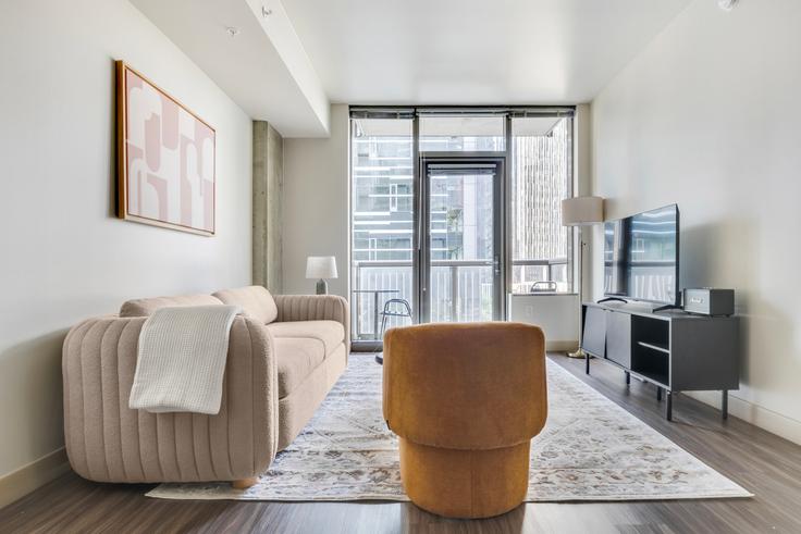 Elegant gestaltetes Wohnzimmer mit moderner Einrichtung in einer Wohnung im Via6 in Seattle, Seattle