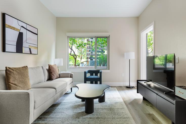 Salle de séjour élégante avec mobilier moderne dans un appartement à Channel Mission Bay à San Francisco, San Francisco