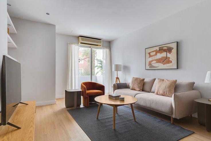 Elegant gestaltetes Wohnzimmer mit moderner Einrichtung in einer Wohnung im Carrer de Manila 54-56, escalera B in Les Corts, Barcelona