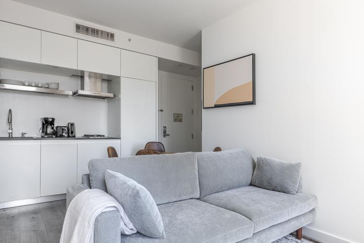 Elegante sala de estar con mobiliario moderno en un apartamento en Cassa en Manhattan, New York