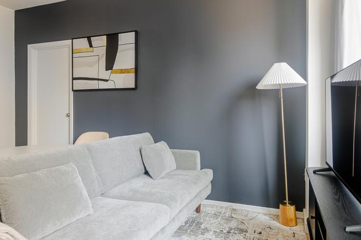 Elegant gestaltetes Wohnzimmer mit moderner Einrichtung in einer Wohnung im Cassa in Manhattan, New York