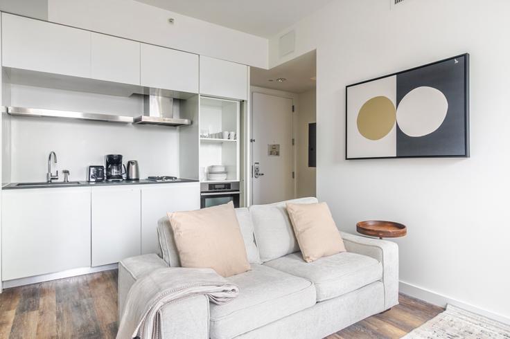 Elegante sala de estar con mobiliario moderno en un apartamento en Cassa en Manhattan, New York