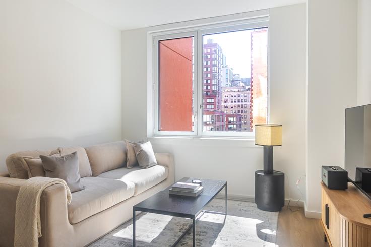 Salle de séjour élégante avec mobilier moderne dans un appartement à 266 West 96th street à Manhattan, New York