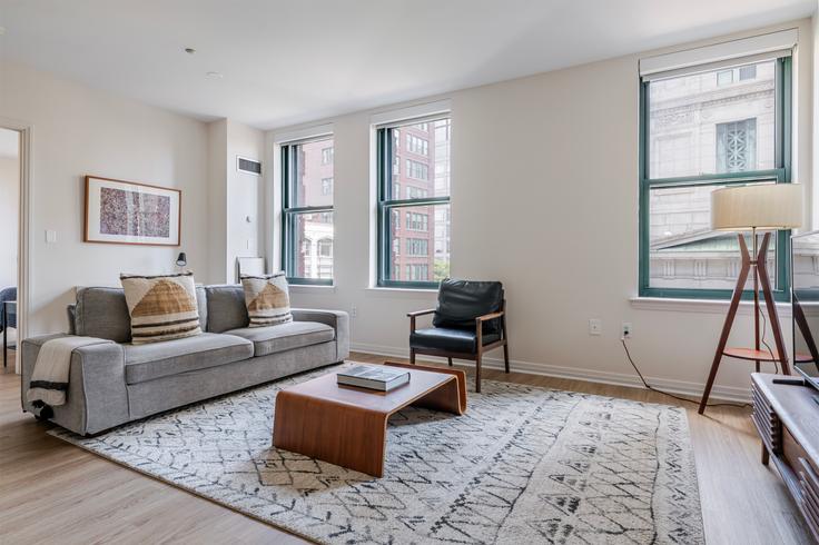 Salle de séjour élégante avec mobilier moderne dans un appartement à One India à Boston, Boston Salle de séjour élégante avec mobilier moderne dans un appartement à One India à Boston, Boston