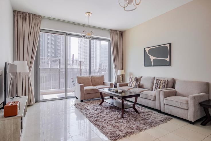 Downtown Dubai, Dubai에 위치한 Standpoint tower 아파트의 세련된 인테리어가 돋보이는 거실 Downtown Dubai, Dubai에 위치한 Standpoint tower 아파트의 세련된 인테리어가 돋보이는 거실