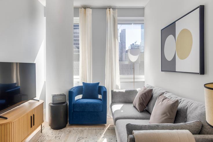 Elegant gestaltetes Wohnzimmer mit moderner Einrichtung in einer Wohnung im Cassa in Manhattan, New York