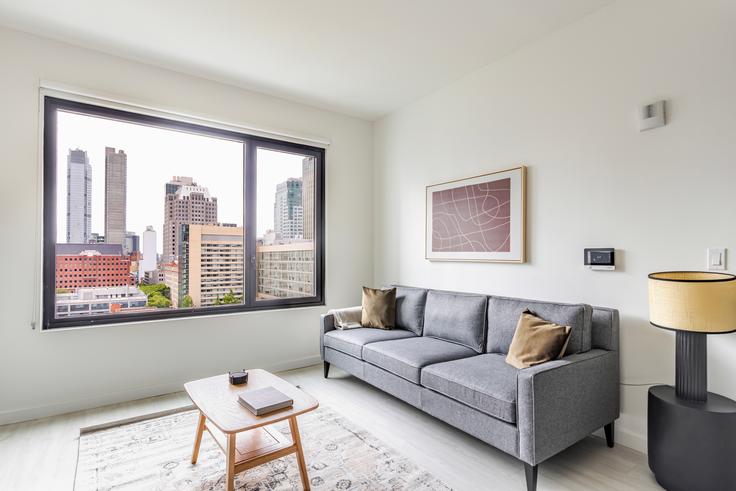 Sala de estar elegantemente projetada com móveis modernos em um apartamento no 22 Chapel Street em Brooklyn, New York