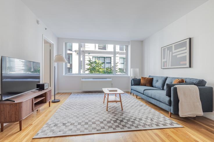 21 Chelsea adresindeki bir dairede modern mobilyalarla zarif bir şekilde tasarlanmış oturma odası Manhattan, New York