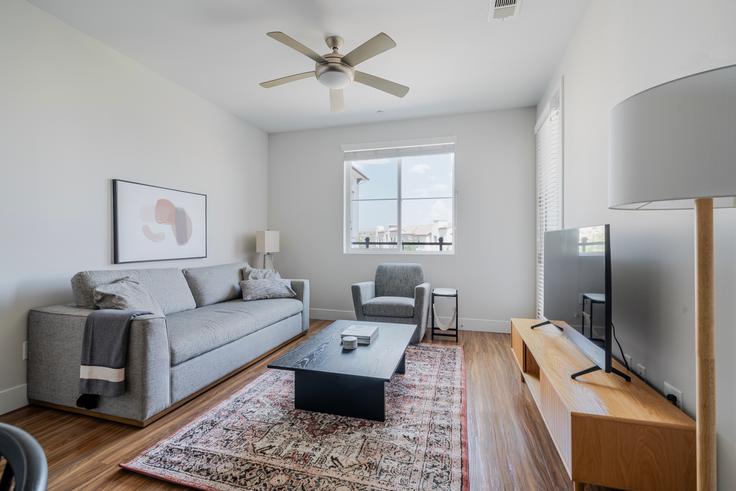 San Diego, San Diego에 위치한 Sola at Pacific Highlands Ranch - 13385 Highlands Place 아파트의 세련된 인테리어가 돋보이는 거실 San Diego, San Diego에 위치한 Sola at Pacific Highlands Ranch - 13385 Highlands Place 아파트의 세련된 인테리어가 돋보이는 거실