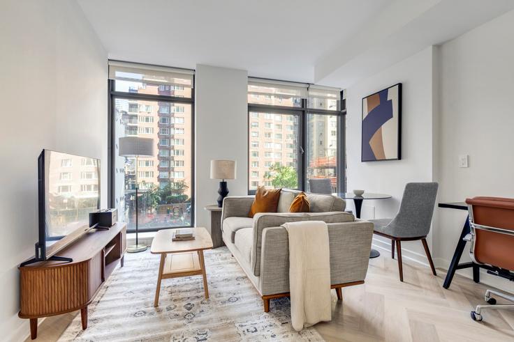 Sala de estar elegantemente projetada com móveis modernos em um apartamento no The Knox em Manhattan, New York