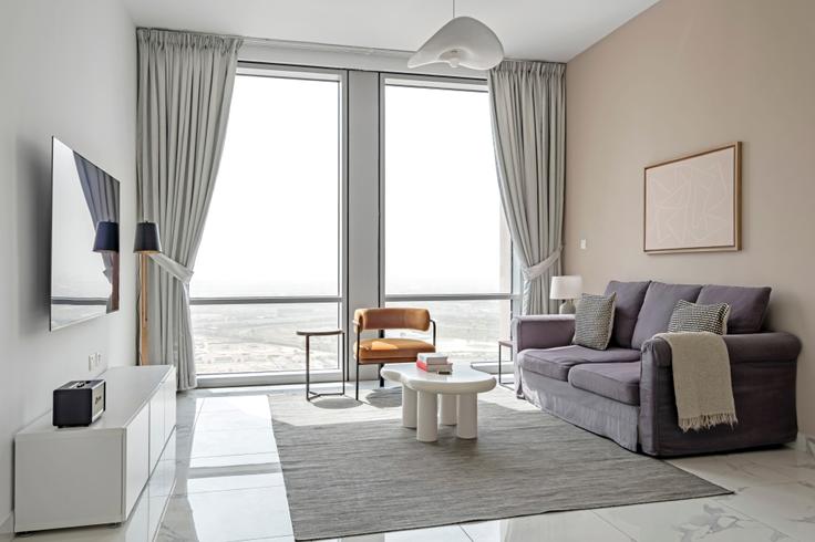 Business Bay, Dubai에 위치한 Al habtoor city 아파트의 세련된 인테리어가 돋보이는 거실