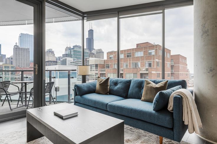 Elegant gestaltetes Wohnzimmer mit moderner Einrichtung in einer Wohnung im The Parker in Chicago, Chicago Elegant gestaltetes Wohnzimmer mit moderner Einrichtung in einer Wohnung im The Parker in Chicago, Chicago