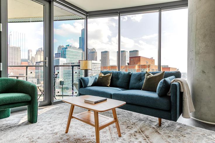 Elegant gestaltetes Wohnzimmer mit moderner Einrichtung in einer Wohnung im The Parker in Chicago, Chicago Elegant gestaltetes Wohnzimmer mit moderner Einrichtung in einer Wohnung im The Parker in Chicago, Chicago