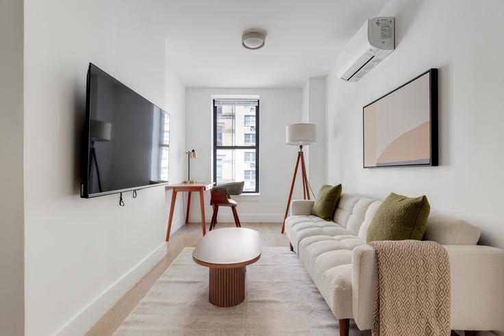 940 1st Avenue adresindeki bir dairede modern mobilyalarla zarif bir şekilde tasarlanmış oturma odası Manhattan, New York 940 1st Avenue adresindeki bir dairede modern mobilyalarla zarif bir şekilde tasarlanmış oturma odası Manhattan, New York