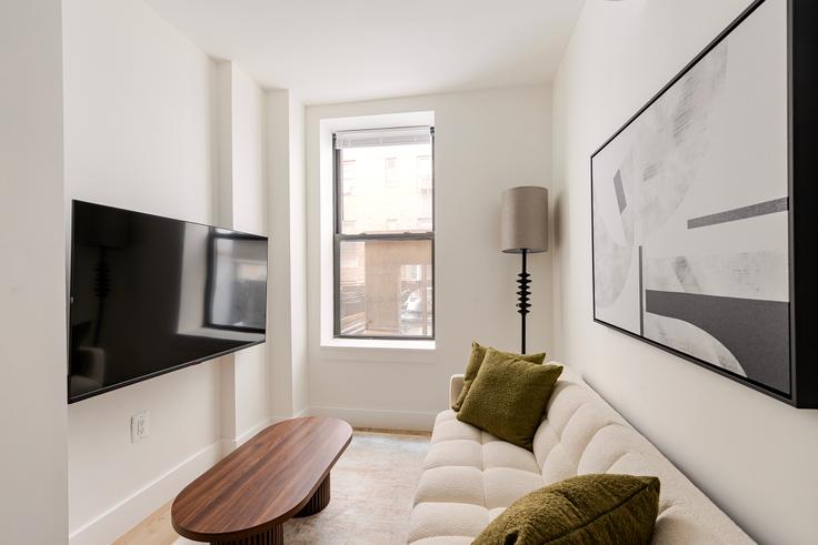 940 1st Avenue adresindeki bir dairede modern mobilyalarla zarif bir şekilde tasarlanmış oturma odası Manhattan, New York